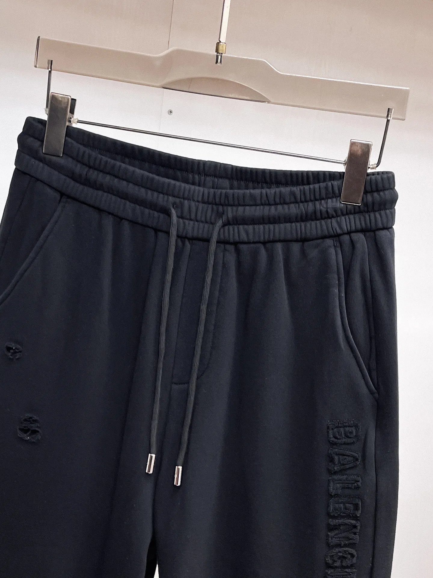 Balenciaga's three-standard complete 2026 summer New Arrival men's casual shorts, advanced custom-made Breathable fabric, Breathable fabric, extremely stretchy and comfortable, impeccable details, top-grade accessories, original logo design concept, delicate and soft feel! The upper body fit is awesome! Size: M-XXXL Please state your height and weight when ordering